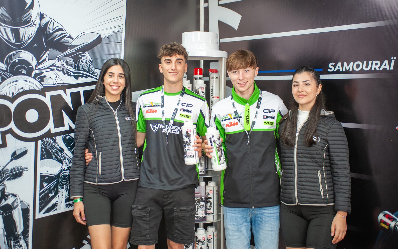 El equipo IPONE con sus pilotos