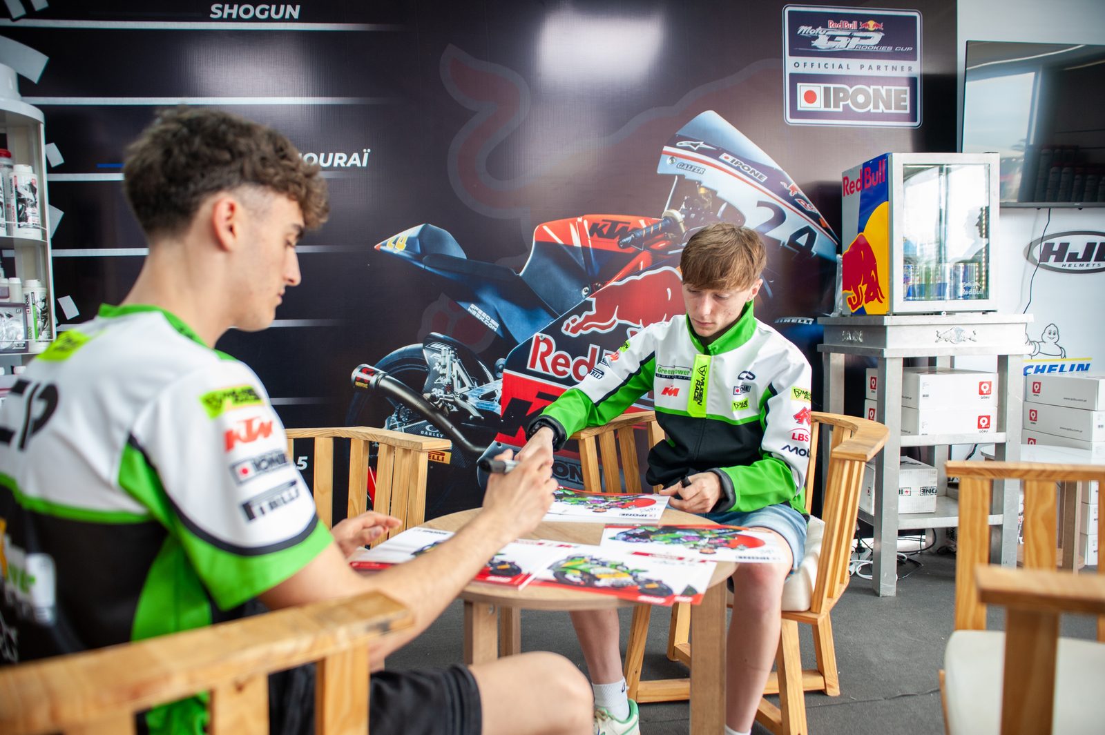 Los pilotos en el stand